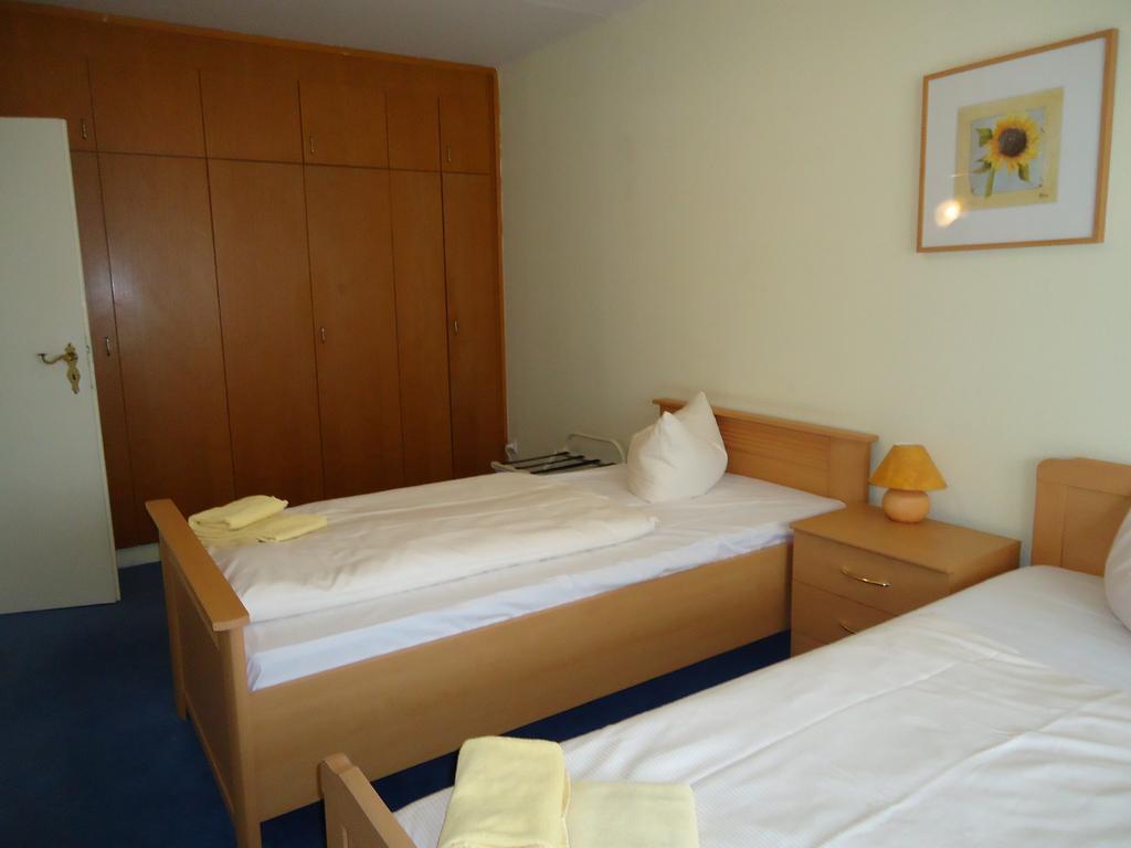 Hotel Kubrat Am Checkpoint Charlie Berlin Ruang foto