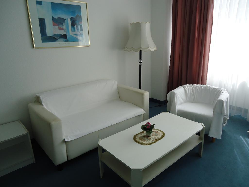 Hotel Kubrat Am Checkpoint Charlie Berlin Ruang foto
