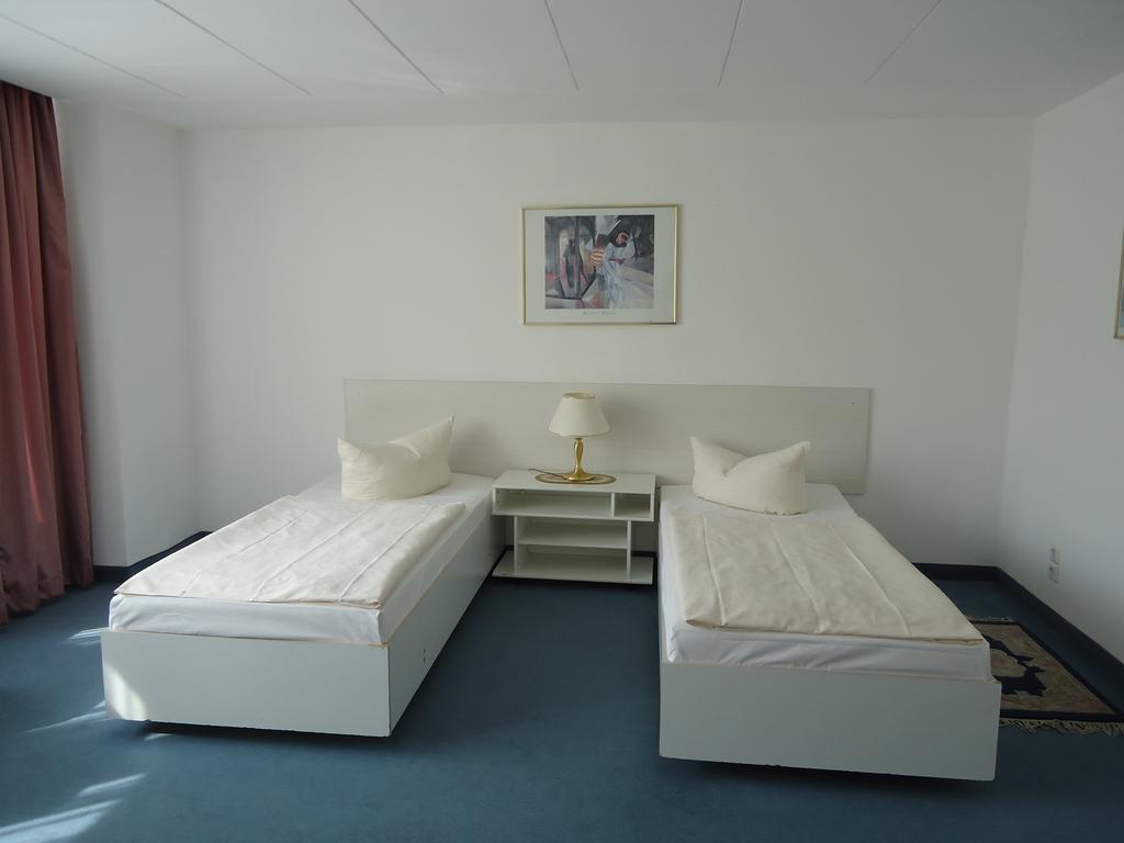 Hotel Kubrat Am Checkpoint Charlie Berlin Ruang foto