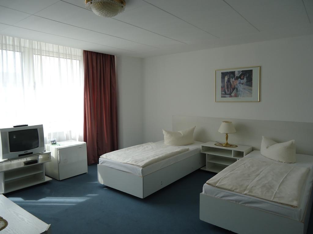 Hotel Kubrat Am Checkpoint Charlie Berlin Ruang foto