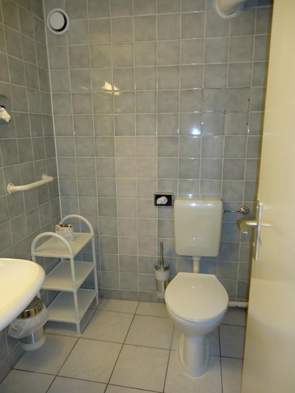 Hotel Kubrat Am Checkpoint Charlie Berlin Ruang foto
