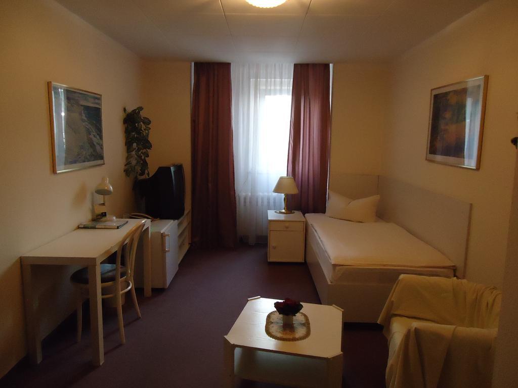 Hotel Kubrat Am Checkpoint Charlie Berlin Ruang foto