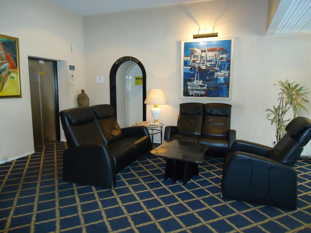 Hotel Kubrat Am Checkpoint Charlie Berlin Bagian luar foto